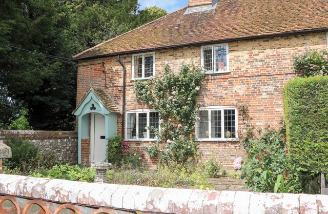 3 MALTHOUSE COTTAGES, pet friendly, with a garden in Alton, Hampshire