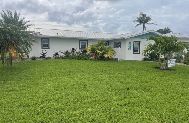 3 Master Suites-EVERYTHING is new pool home on the water