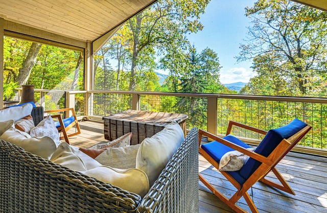 3 Mi to Crossroads: Mtn-View Cottage in Cashiers