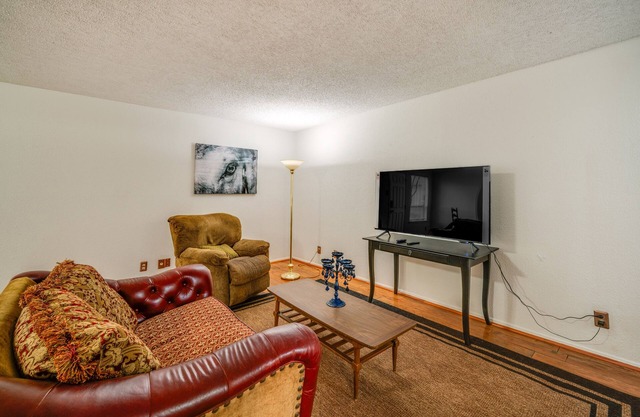 3 Mi to Downtown Dallas: Condo w/Pool Access!