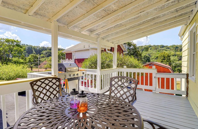 3 Mi to Dtwn & Flood Museum: 'Cozy Q Cottage'