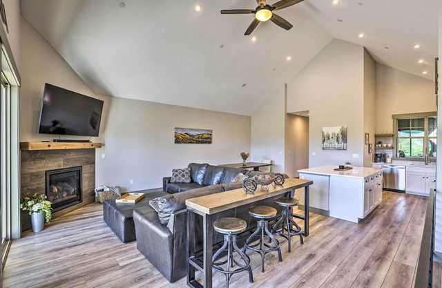 3 Mi to Granby Ranch: Townhome w/Balcony & Views