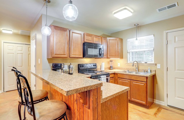 3 Mi to Greers Ferry Lake: Home w/Screened Patio