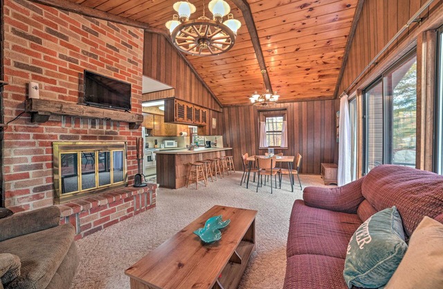 < 3 Mi to Higgins Lake: Roscommon Cabin w/Deck