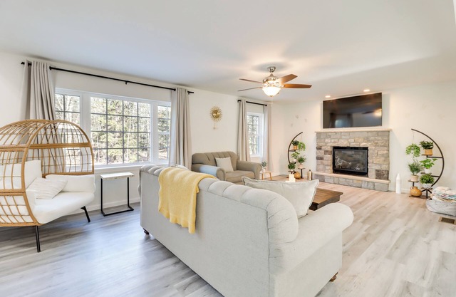 3 Mi to Kalahari: Pocono Summit Home w/Pool Table