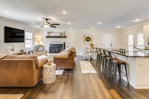 3 Mi to Lake House with Fire Pit in Mountain Home!