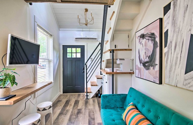 3 Mi to Mississippi State: Tiny Home w/Deck!