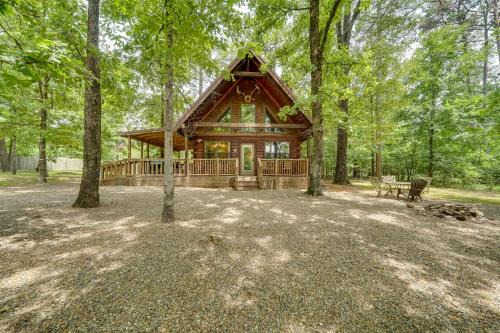3 Mi to State Park and Lake Broken Bow Cabin!