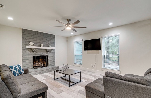 3 Mi to The Woodlands: Warm & Welcoming Home!