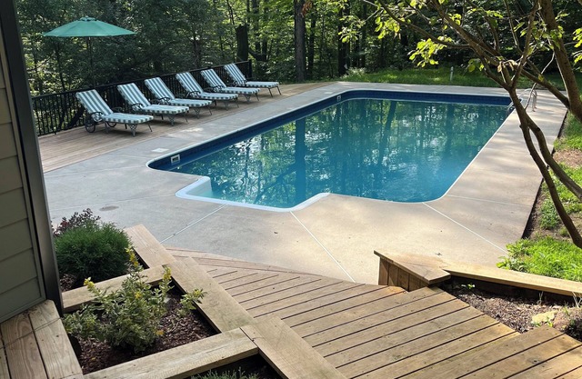 3 Miles to Hidden Valley! Secluded 3BR + loft w/WiFi, Hot Tub & Swimming Pool.