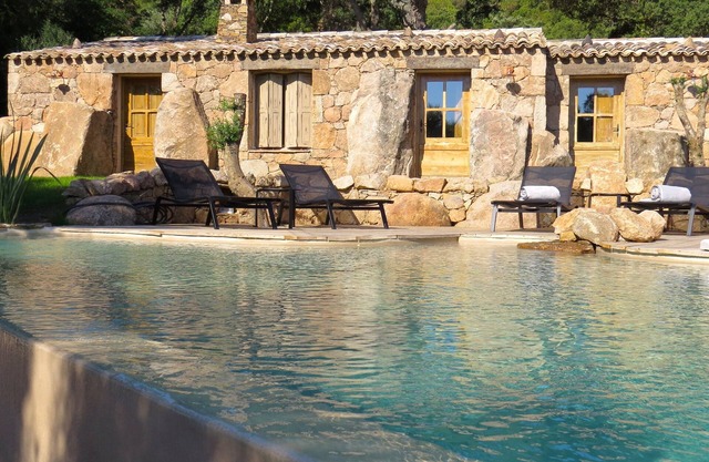 3 min from Palombaggia, Magnificent Corsican sheepfold with private pool and garden