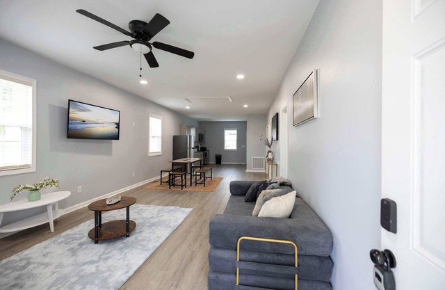 3 Min to Downtown - 10 Min to Elon - Smart TVs