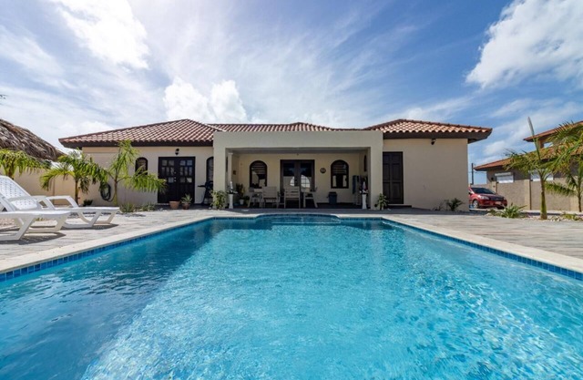 3 Minute Drive to Palm Beach!