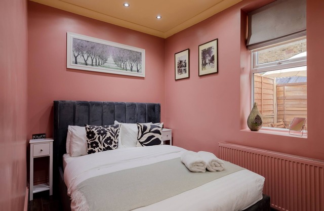 3 minute walk to underground! Family sized apartment with patio!