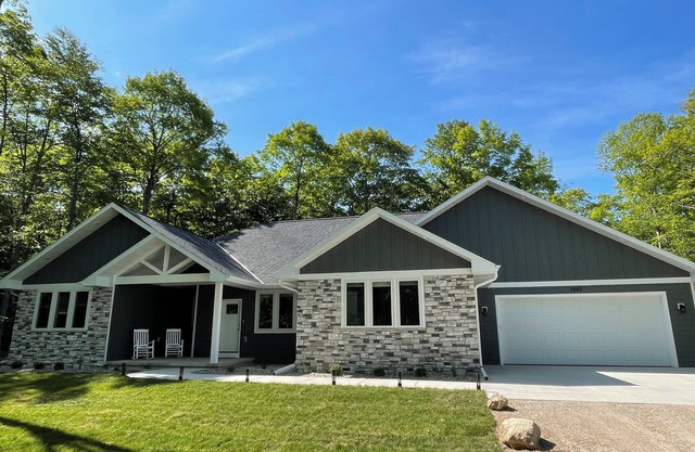 3 Neighboring Homes - 13 Bedrooms & 16 Bathrooms - Sleeps 48 - 3 Hot Tubs