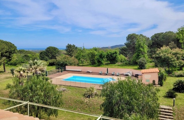 3-person gite with sea view in an unspoilt setting 5 minutes from the sea