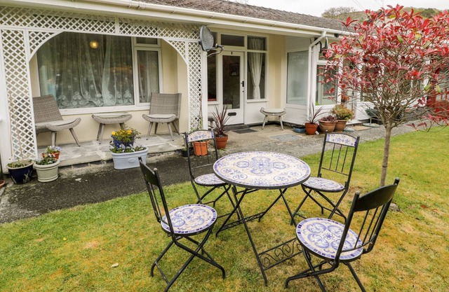 3 RIVERSIDE BUNGALOWS, family friendly, with a garden in Llanbedr