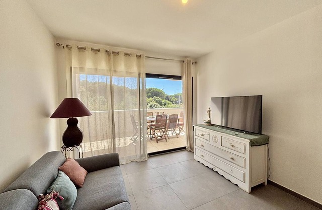 3-room apartment, beach 500m, air-conditioned, parking