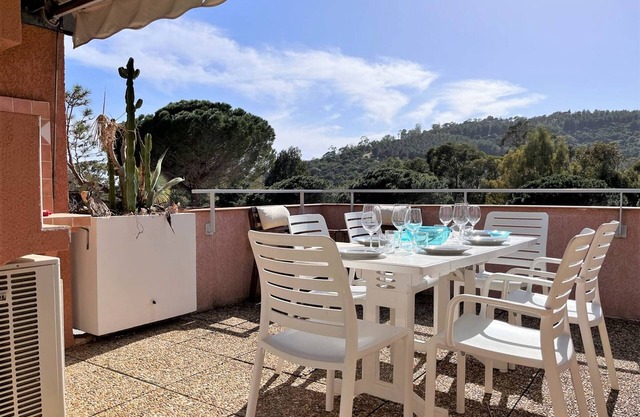 3-room apartment with terrace near the beach