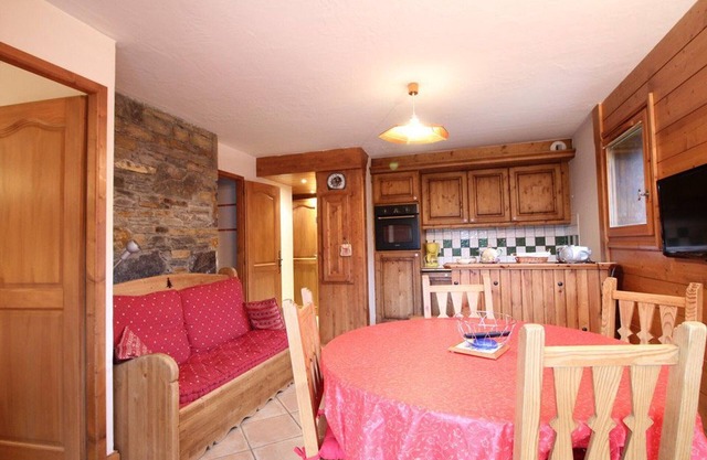 3-room cabin apartment with parking, near slopes and shops
