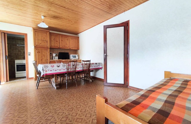 3 Rooms for 7 People