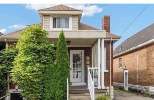 3 rooms near Hamilton Stadium: a home away from home