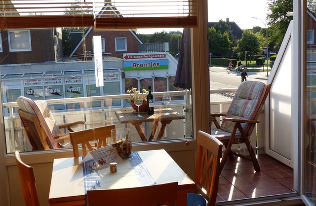 3-star apartment with sunny balcony, close to the beach, with grocery store next door
