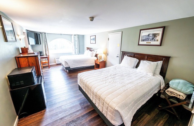 3 Units | Charming Mountain Hideaway | Relax in Style Surrounded by Nature Views