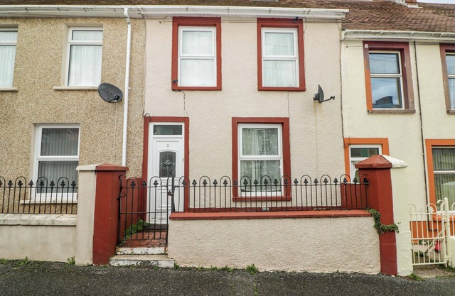 3 VICARY STREET, pet friendly, with a garden in Milford Haven