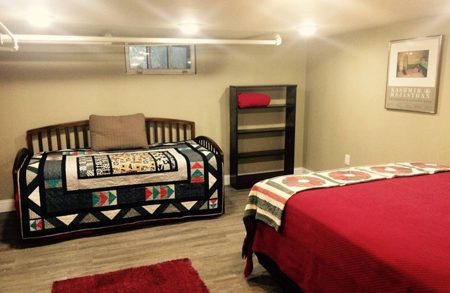 30 night min, Private, Historic, Near Fresh Pond, Charles rvr, shops, Hvd Sqr