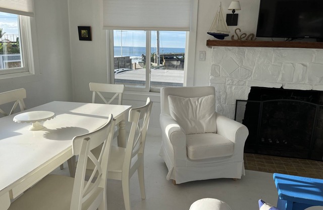 30 Steps to beach; ocean views & sounds; fiber internet & work desks; beach toys