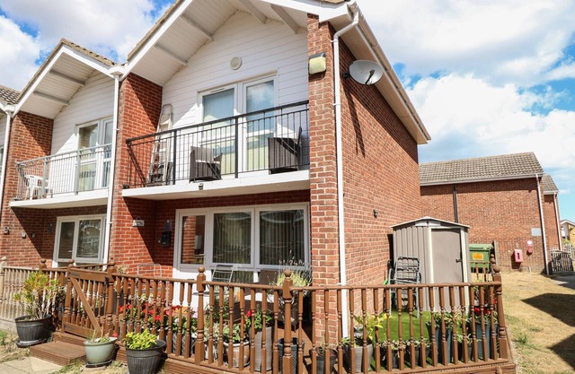 30 THE WATERSIDE HOLIDAY PARK, pet friendly, with a garden in Corton