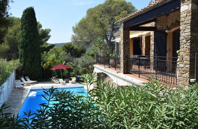 300 m from beaches and center, villa with sea view and pool. Le top LE CALME