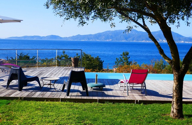 300 m from the beach, Magnificent Villa with pool and sea view