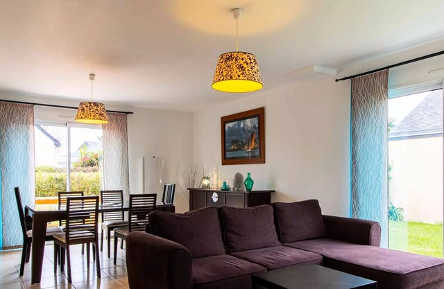 300 - Modern house just minutes from the beach