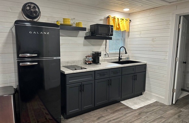 300 Sq Ft Studio Apt - Downtown Lexington, close to Mid-Ohio Sports Car Course