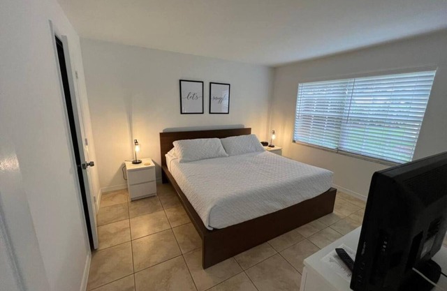300B - West Boca 1 Bed/1Bath - No stairs - washer and dryer - enclosed patio