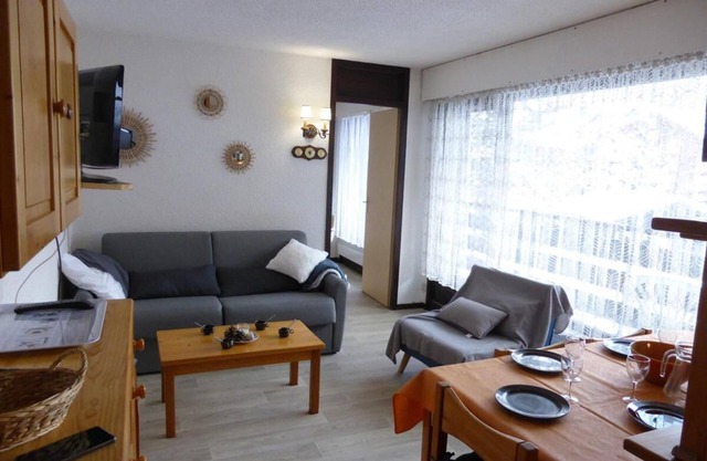300m from ski slopes, 1st floor, view swimming pool, balcony, parking, tv, ski locker, 42m²
