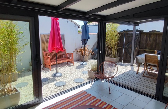 300m from the village 1km from the beach. New decor in June with air conditioning