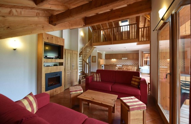 300m from shops, fitness, swimming pool, sauna, hammam, terrace, balcony, tv, ski locker, 43m²