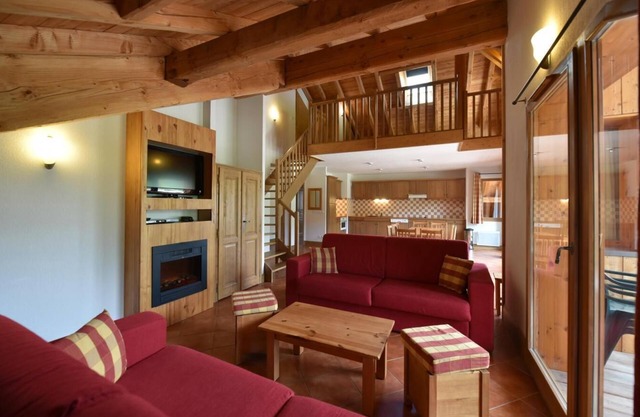 300m from shops, view mountain, fitness, swimming pool, sauna, hammam, terrace, balcony, tv