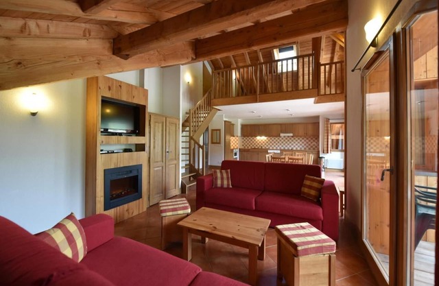 300m from shops, view mountain, fitness, swimming pool, sauna, hammam, terrace, balcony, tv