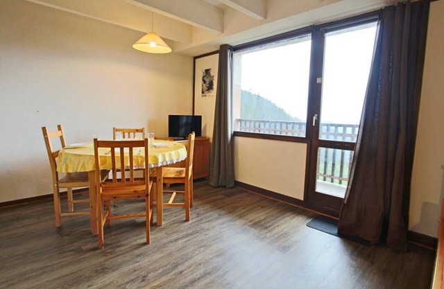 300m from ski slopes, 4th floor, balcony, parking, tv, ski locker, 24m², Chamrousse