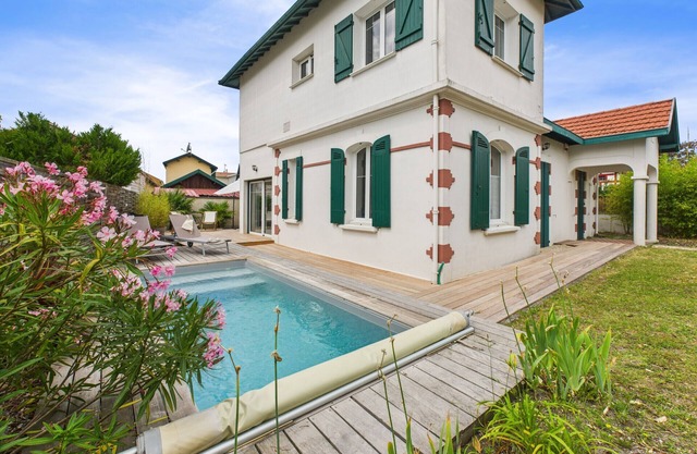 300m from the beach, house for 7 with a pool