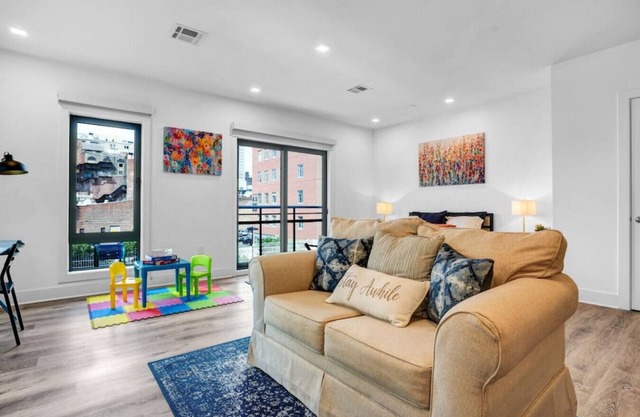 309 · NEW ⭐️ Vibrant Large Studio Dwntwn 18 Mins to NYC