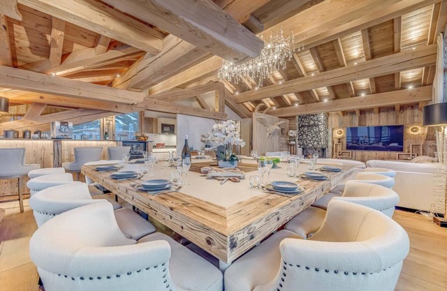 30m from ski slopes, fitness, sauna, balcony, fireplace or stove, tv, ski locker, 450m², Tignes