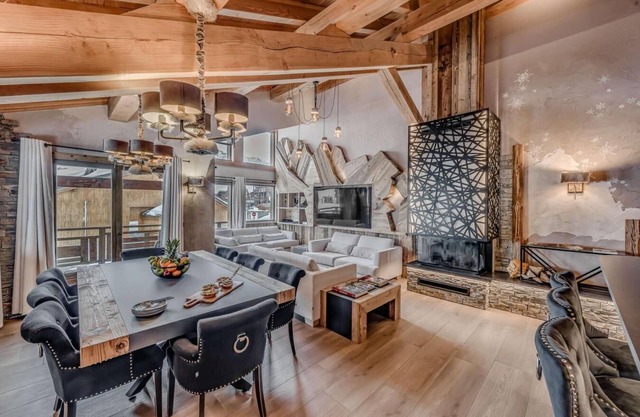 30m from ski slopes, fitness, sauna, balcony, fireplace or stove, tv, ski locker, 250m², Tignes
