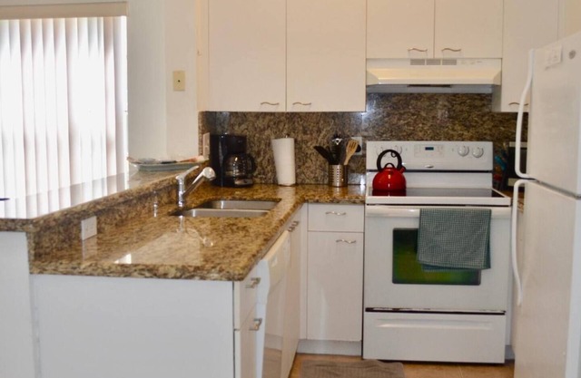 320D - Boca Retreat w/Pool, Parking, Near Evert Tennis & Shops