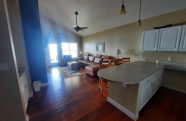 321 - Spacious 2 Bedroom Lake View Condo