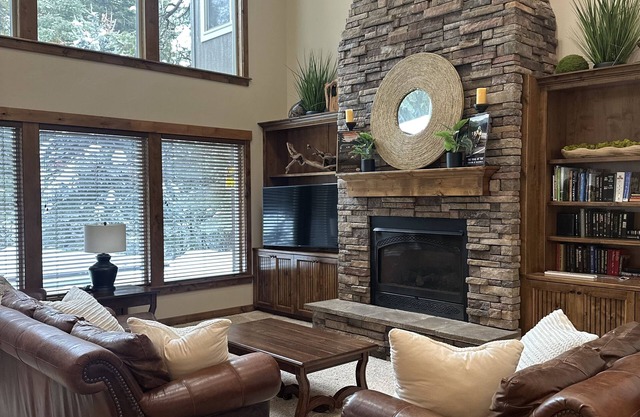 3370 Sq Ft “Amazing” Cabin, 2 Master Suites, Gourmet kitchen, Close 2Town & lake